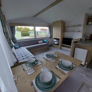 woofles-luxury-caravan-at-knaresborough-lido.yorkshirehotels.net/